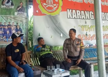 Sambangi Pemuda, Bhabinkamtibmas Polsek Lembursitu Sampaikan Pesan Kamtibmas