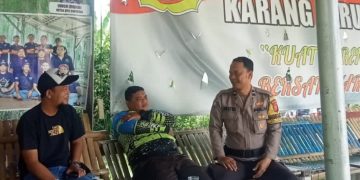 Sambangi Pemuda, Bhabinkamtibmas Polsek Lembursitu Sampaikan Pesan Kamtibmas