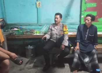 Bhabinkamtibmas Ngobrol Bersama Warga Sampaikan Himbauan Kamtibmas
