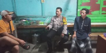 Bhabinkamtibmas Ngobrol Bersama Warga Sampaikan Himbauan Kamtibmas