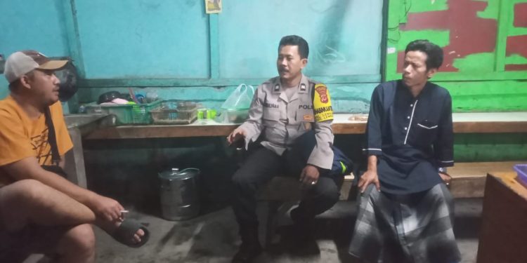 Bhabinkamtibmas Ngobrol Bersama Warga Sampaikan Himbauan Kamtibmas