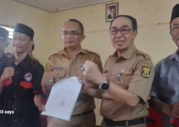 Guru Honorer Yang Tergabung Di From Pembela Honorer Indonesia Mengadakan Audensi Dengan Komisi IV DPRD dan Dinas Pendidikan di Aula Pelamboyan BKPSDM