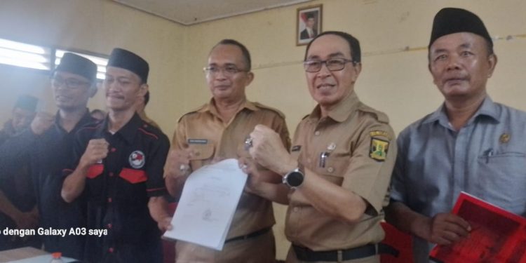 Guru Honorer Yang Tergabung Di From Pembela Honorer Indonesia Mengadakan Audensi Dengan Komisi IV DPRD dan Dinas Pendidikan di Aula Pelamboyan BKPSDM