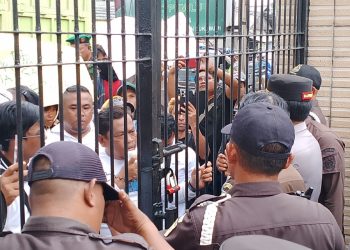 Puluhan Ormas Diaga Muda Geruduk Kejari Bawa Tulisan Orasi “Mafia Tanah Berulah Oknum Jasa Bertingkah”