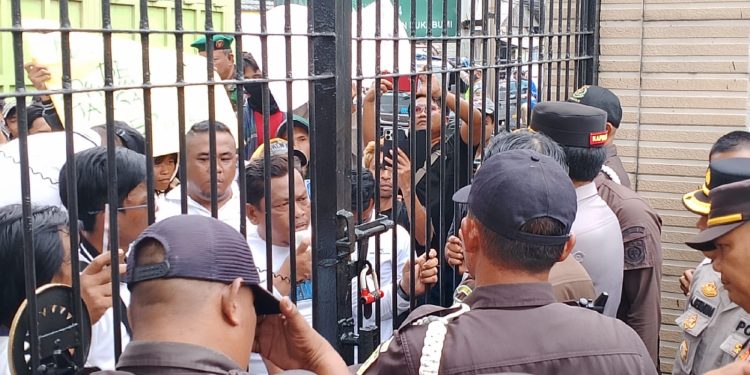 Puluhan Ormas Diaga Muda Geruduk Kejari Bawa Tulisan Orasi “Mafia Tanah Berulah Oknum Jasa Bertingkah”