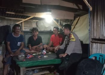 Bhabinkamtibmas Kontrol Pos Ronda Himbau Tetap Waspada Dalam Melaksanakan Tugas Ronda