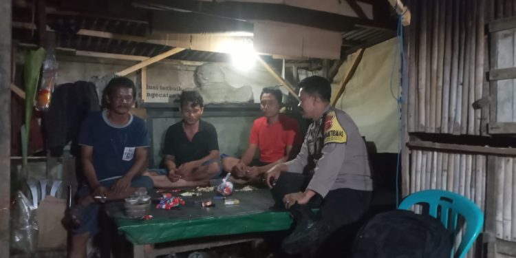 Bhabinkamtibmas Kontrol Pos Ronda Himbau Tetap Waspada Dalam Melaksanakan Tugas Ronda