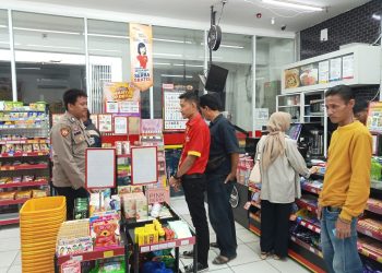Patroli Dialogis Polsek Lembursitu Memberikan Rasa Aman Terhadap Pengunjung Alfamart dan Indomaret