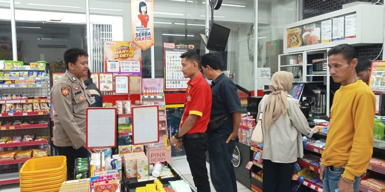 Patroli Dialogis Polsek Lembursitu Memberikan Rasa Aman Terhadap Pengunjung Alfamart dan Indomaret