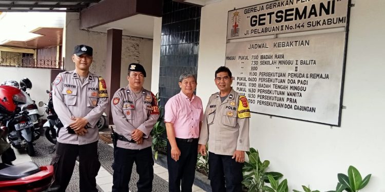 Anggota Polsek Lembursitu Laksanakan Giat Pengamanan Minggu Kasih di Gereja Getsemani