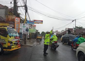 Cegah Hambatan Lalu Lintas Anggota Samapta Polsek Lembursitu Laksanakan Pengaturan Lalu lintas