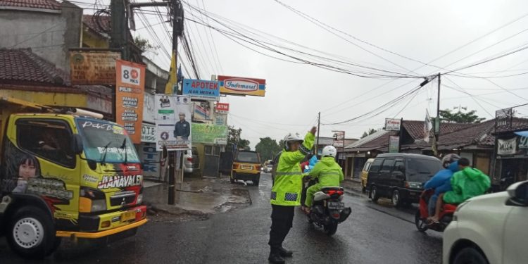 Cegah Hambatan Lalu Lintas Anggota Samapta Polsek Lembursitu Laksanakan Pengaturan Lalu lintas