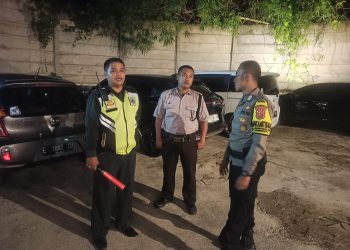 Anggota Patroli dan Bhabinkamtibmas sambangi Petugas security Sampaikan Himbauan Kamtibmas