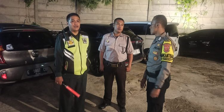 Anggota Patroli dan Bhabinkamtibmas sambangi Petugas security Sampaikan Himbauan Kamtibmas
