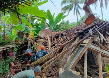 Babinsa Bantu Evakuasi Rumah Roboh