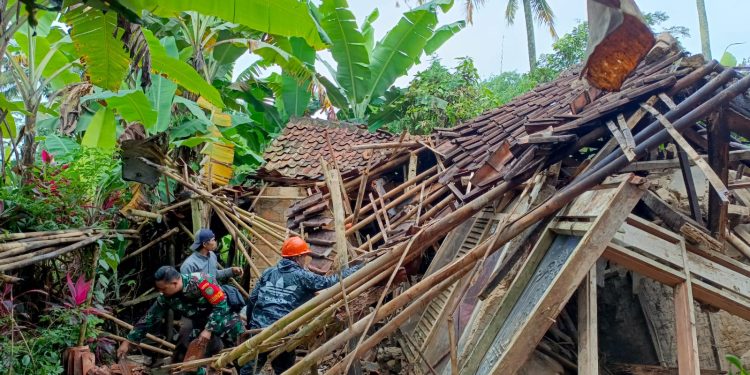 Babinsa Bantu Evakuasi Rumah Roboh