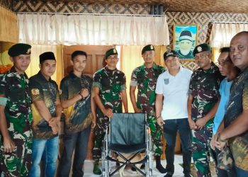 Jalani Misi Kemanusiaan, Yon Armed 13/ Kostrad Berikan Empat Kursi Roda Pada Warga Desa Damarraja