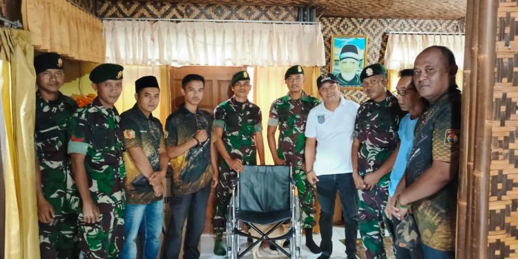 Jalani Misi Kemanusiaan, Yon Armed 13/ Kostrad Berikan Empat Kursi Roda Pada Warga Desa Damarraja