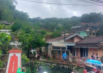 10 Rumah Di Cibadak Tertimbun Longsor