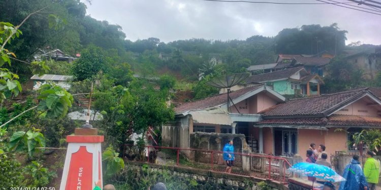 10 Rumah Di Cibadak Tertimbun Longsor