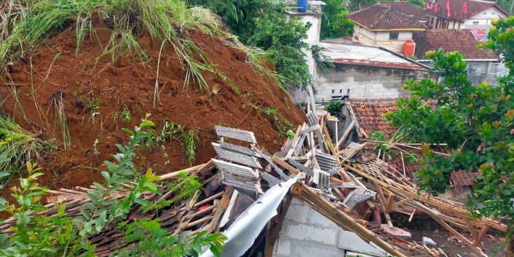 Bancana Longsor di Sekarwangi, Belasan Rumah Terdampak