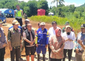 Kemensos Tinjau Langsung Bencana Longsor di Desa Sekarwangi Cibadak