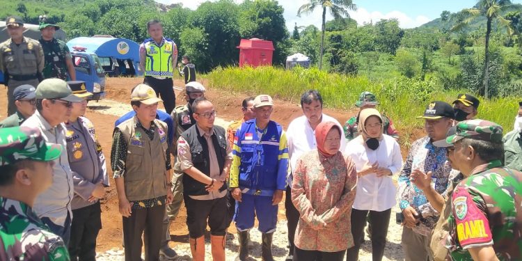 Kemensos Tinjau Langsung Bencana Longsor di Desa Sekarwangi Cibadak