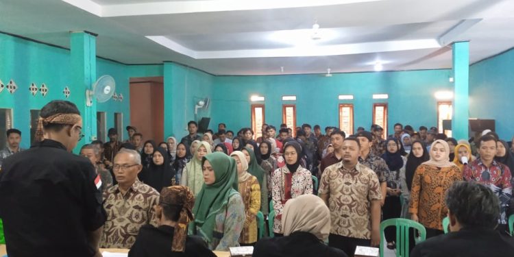 Sebanyak 224 KPPS Desa Warungkiara Ucap Sumpah Usai Resmi Dilantik