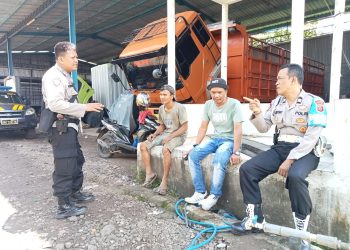 Unit Samapta Polsek Lembursitu Patroli Dialogis Dengan warga Dan Berikan Himbauan Kamtibmas