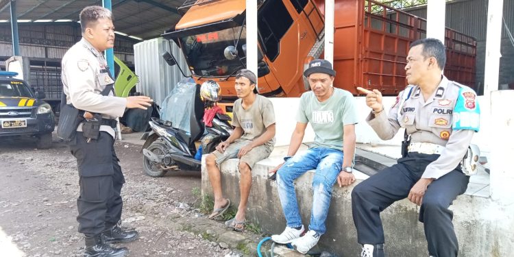 Unit Samapta Polsek Lembursitu Patroli Dialogis Dengan warga Dan Berikan Himbauan Kamtibmas