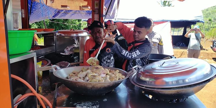 Bantu Pengungsi Bencana Longsor, BPBD Kab. Sukabumi Buka Dapur Umum