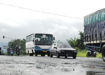 Gempuran Hujan dan Truk Melebihi Tonase, Jalan Lingsel Sukabumi Mulai Nampak Berlobang