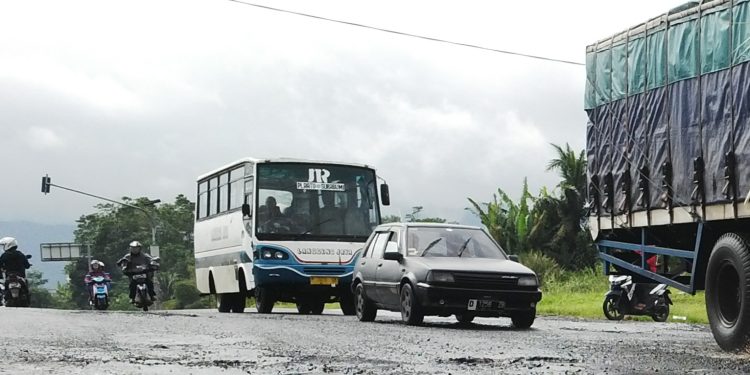 Gempuran Hujan dan Truk Melebihi Tonase, Jalan Lingsel Sukabumi Mulai Nampak Berlobang