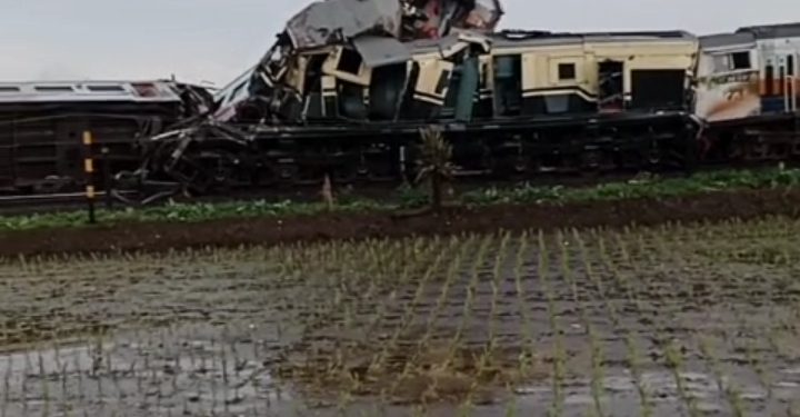Tabrakan Kereta Api di Cicalengka Kawasan Haurpugur Hebohkan Warga