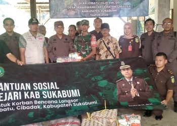 Peduli Bencana Longsor Desa Sekarwangi Cibadak, Kejari Kab. Sukabumi Salurkan Bantuan