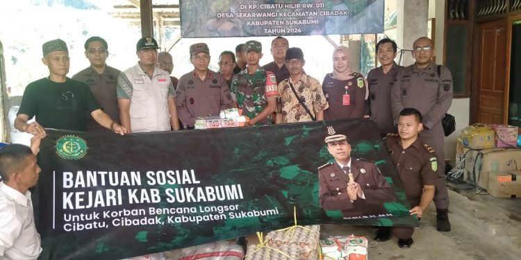 Peduli Bencana Longsor Desa Sekarwangi Cibadak, Kejari Kab. Sukabumi Salurkan Bantuan