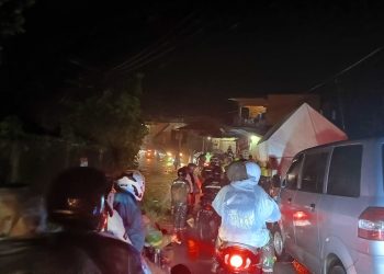 Jalan Nasional di Pasir Kulotok Palabuhanratu, Kerap Mengundang Genangan Air Bercampur Lumpur dan Batu, Warga Berjibaku Atur Lalin