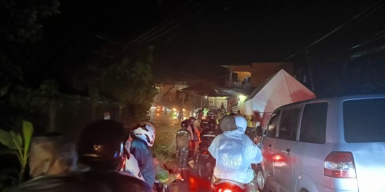 Jalan Nasional di Pasir Kulotok Palabuhanratu, Kerap Mengundang Genangan Air Bercampur Lumpur dan Batu, Warga Berjibaku Atur Lalin