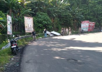 Panwaslucam Warungkiara Terjun Tertibkan Alat Peraga Kampanye