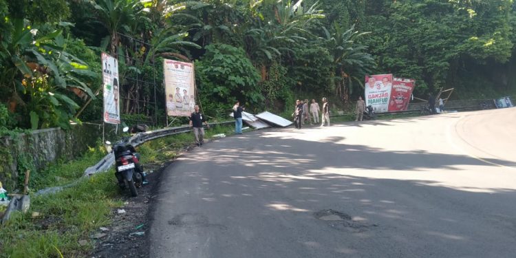 Panwaslucam Warungkiara Terjun Tertibkan Alat Peraga Kampanye