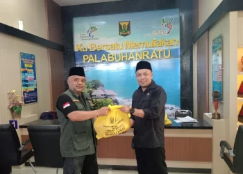 Baznas Kab. Sukabumi Salurkan Bantuan Ratusan Paket Sembako Untuk Warga Terdampak Banjir Rob di Palabuanratu