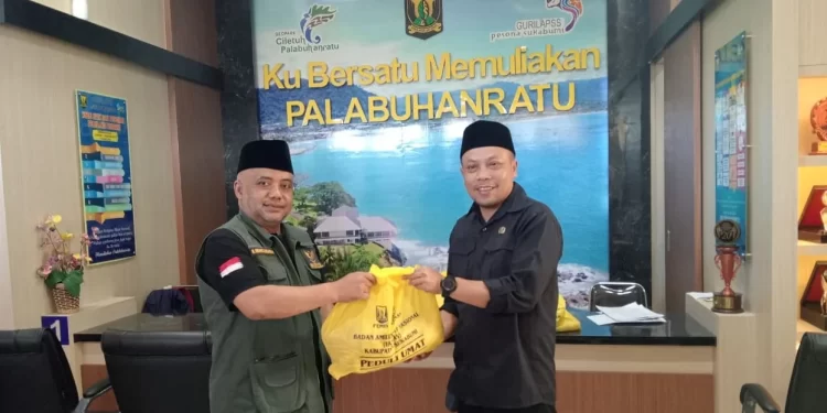 Baznas Kab. Sukabumi Salurkan Bantuan Ratusan Paket Sembako Untuk Warga Terdampak Banjir Rob di Palabuanratu