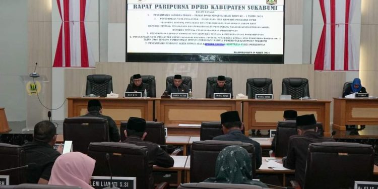 Wakil Ketua II DPRD Kab. Sukabumi M. Sodikin Dampingi Bupati Sukabumi Dalam Penyampaian Nota Pengantar Raperda Perubahan