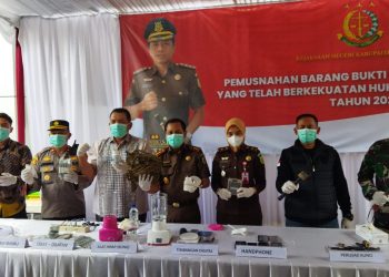 Jelang Ramadhan 2024, Kejari Kab. Sukabumi Musnahkan BB Hasil Kejahatan