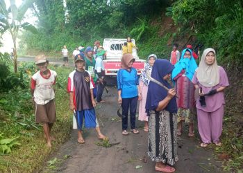 Meski Di Bulan Ramadan, Tidak Menyurutkan Warga Desa Damarraja Menjaga Budaya Gotongroyong