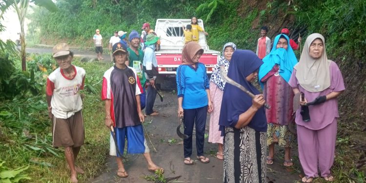 Meski Di Bulan Ramadan, Tidak Menyurutkan Warga Desa Damarraja Menjaga Budaya Gotongroyong