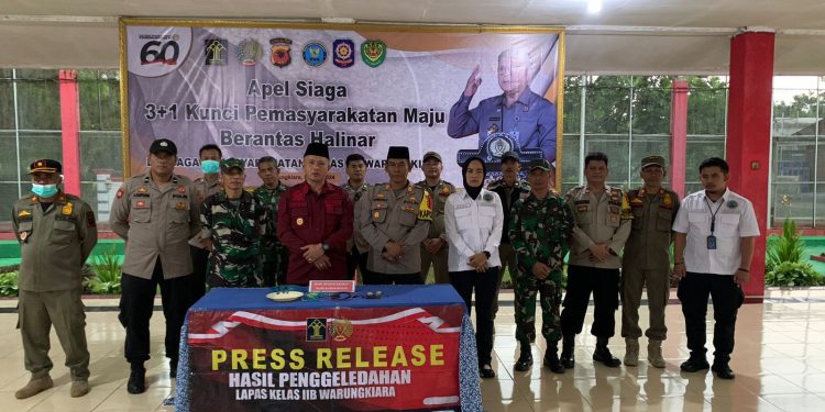 Jelang HBP ke-60, Lapas Kelas IIB Bersama Aparat Gabungan Lakukan Penggeledahan di Tiap Blok Hunian WBP