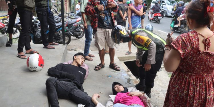 Aksi Heroik Kapolres Sukabumi Jadi Sorotan Netizen Saat Bantu Korban Kecelakaan Lalulintas