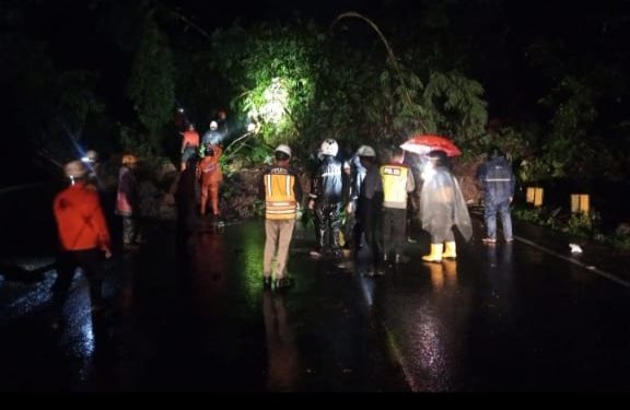 Jalan Nasional Bogor – Sukabumi Tertutup Longsoran, Kendaraan Gunakan Jalan Alternatif