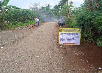 Dongkrak Perekenomian Warga, Pemdes Damarraja Aspal Jalan Usaha Tani
